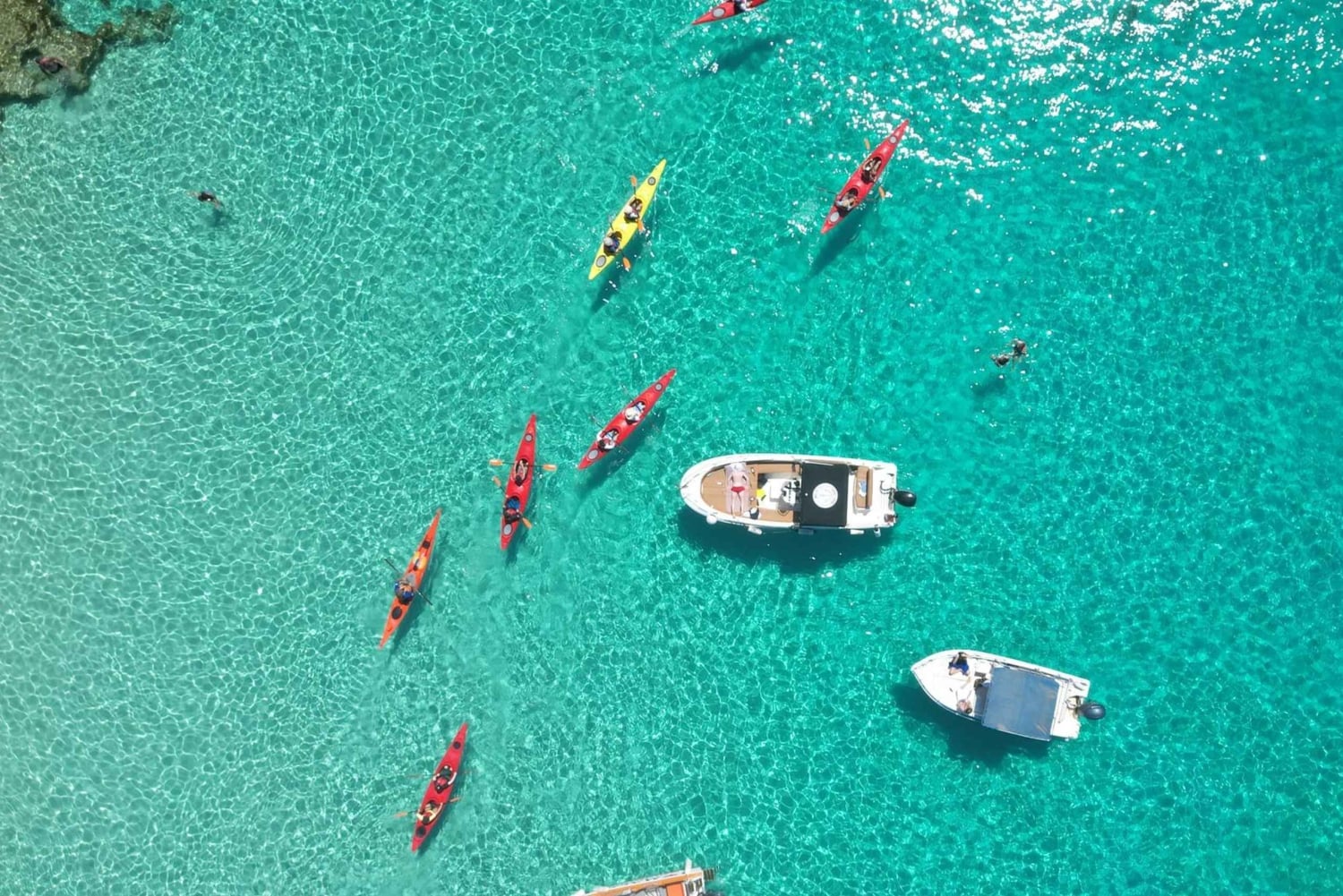 Gozo: Aventura guiada de caiaque em Comino e na Lagoa Azul