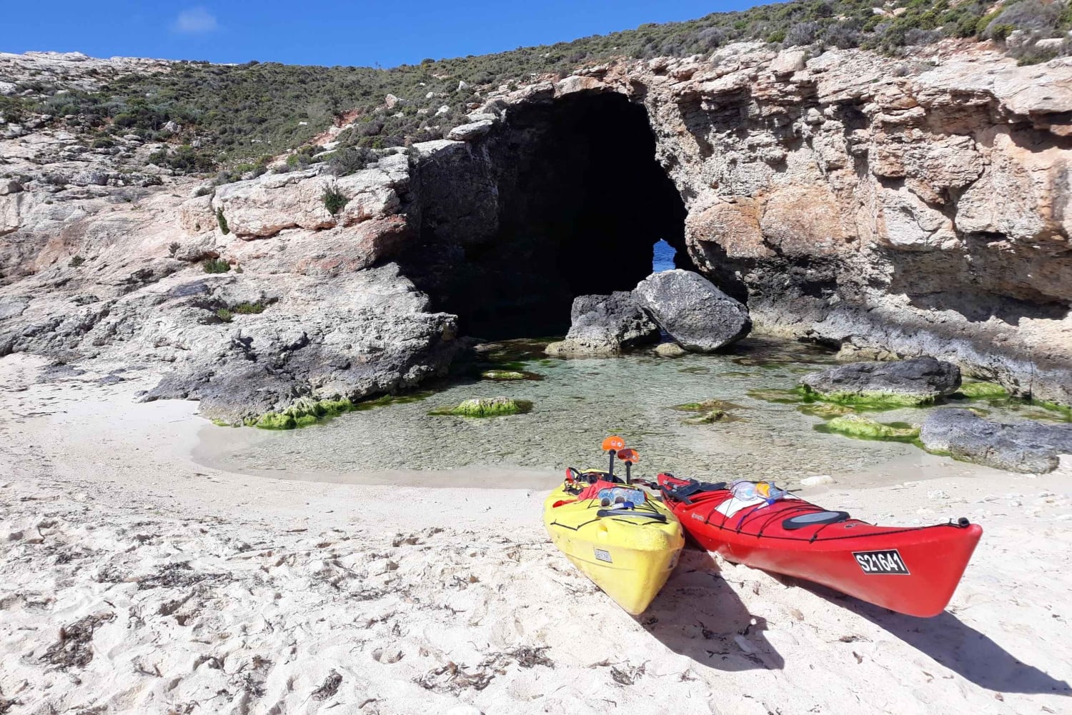 Gozo: Aventura guiada de caiaque em Comino e na Lagoa Azul