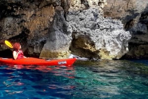 Gozo: Aventura guiada de caiaque em Comino e na Lagoa Azul