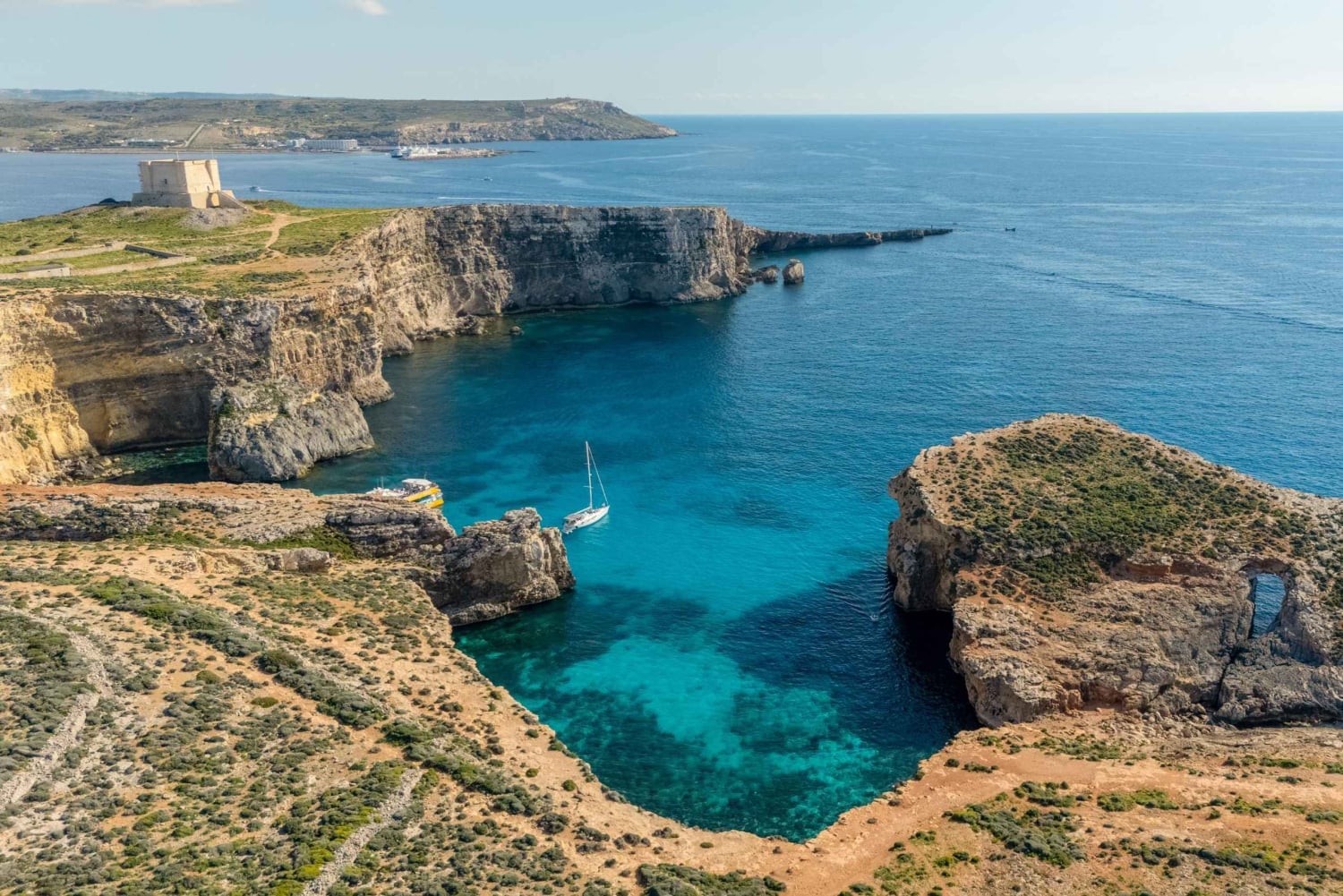 غوزو: جولة بالقارب الخاص إلى كومينو مع توقف للسباحة