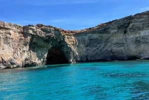 غوزو: جولة بالقارب الخاص إلى كومينو مع توقف للسباحة