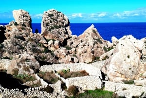 Gozo Unveiled: Guided Hiking Tour with Bouldering