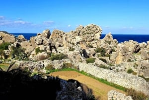 Gozo Unveiled: Guided Hiking Tour with Bouldering