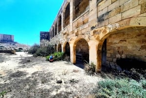 Gozo Unveiled: Guided Hiking in Comino Island