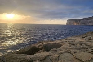 غوزو: نزهة غروب الشمس في خليج إكسليندي مع الماعز القزم