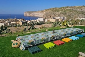 غوزو: نزهة غروب الشمس في خليج إكسليندي مع الماعز القزم