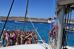 St. Paul's Bay: Half-Day Luxury Catamaran Tour with Drinks