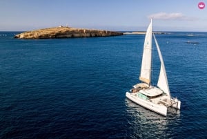 St. Paul's Bay: Half-Day Luxury Catamaran Tour with Drinks