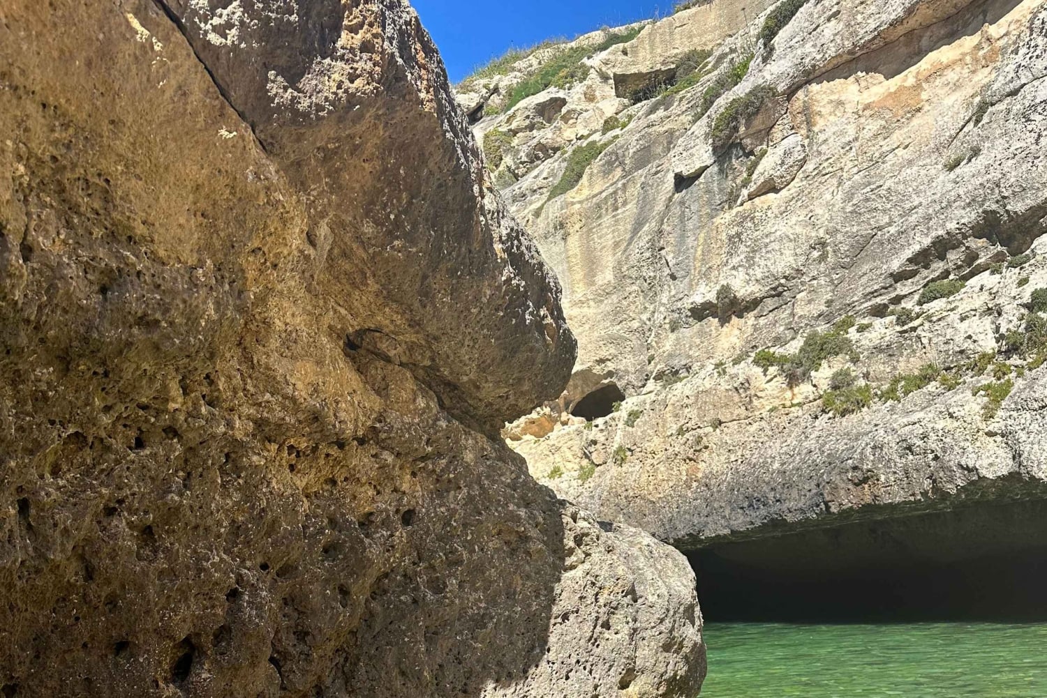 مسارات غوزو الخفية: جولة مشي طويلة خلابة ونزهة ساحلية