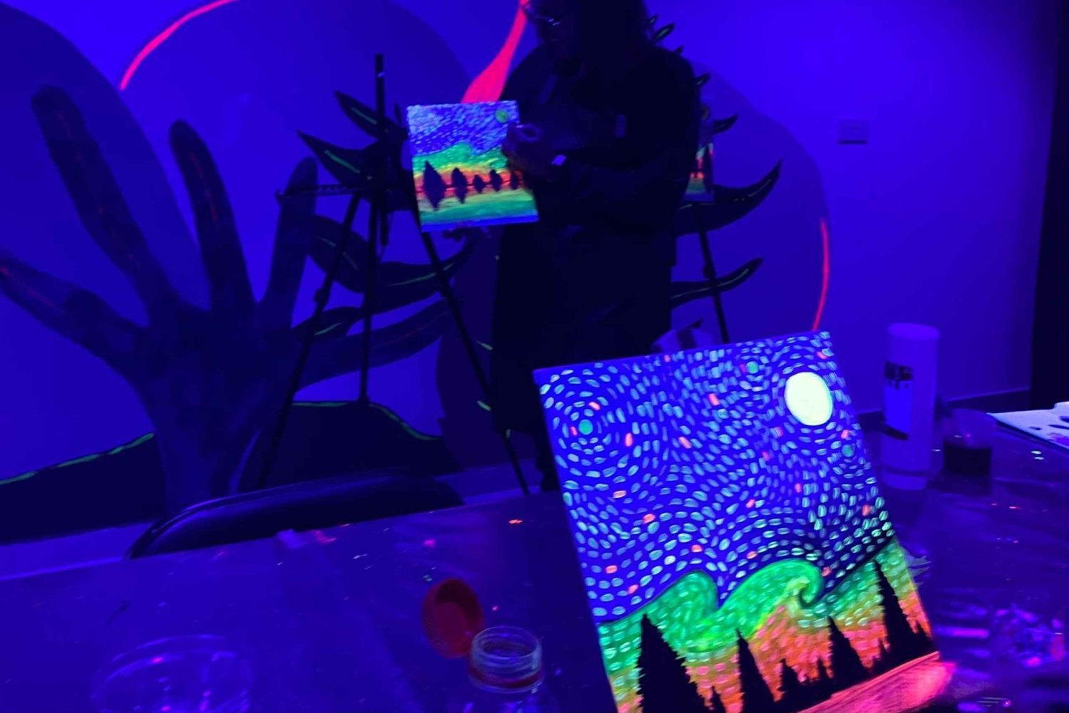 Malta: esperienza Drink & Paint che brilla al buio