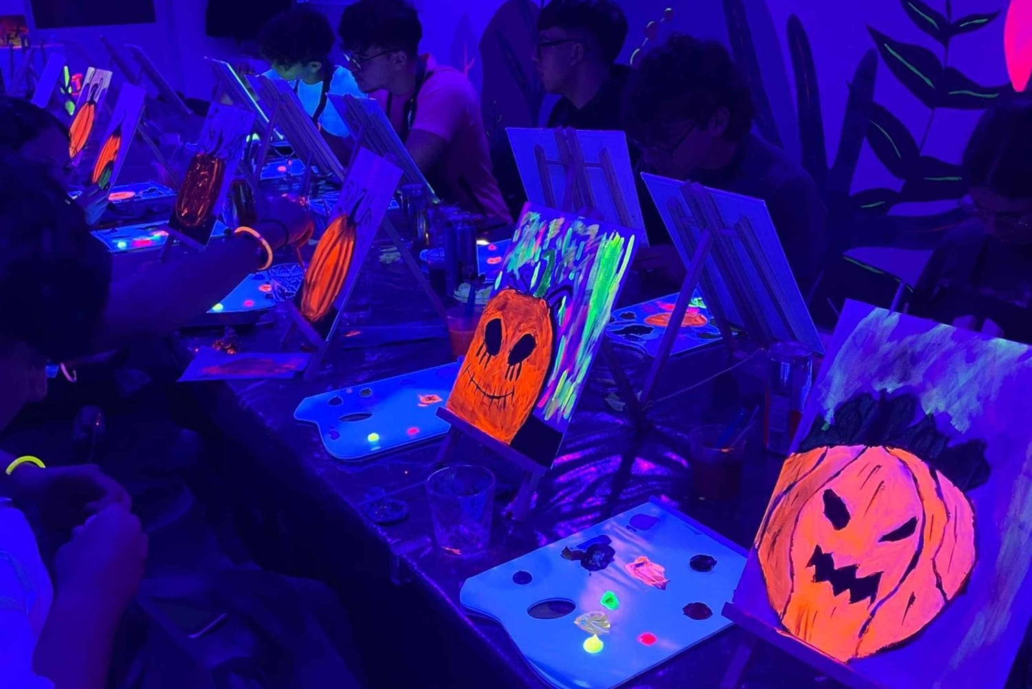 Malta: Glow-in-the-Dark Drink & Paint Experience