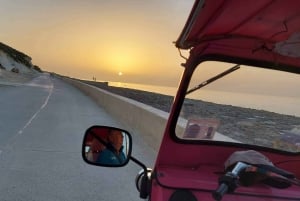 Malta: Gozo Island Sunset Tuk-Tuk Tour mit Abendessen & Transfer