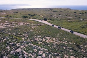 Malta: Gozo Private Chauffeured E-Jeep Tour lautalla