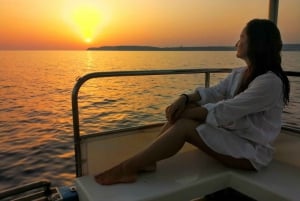 Malta: Passeio de barco privado ao pôr do sol para Comino e Lagoa Azul