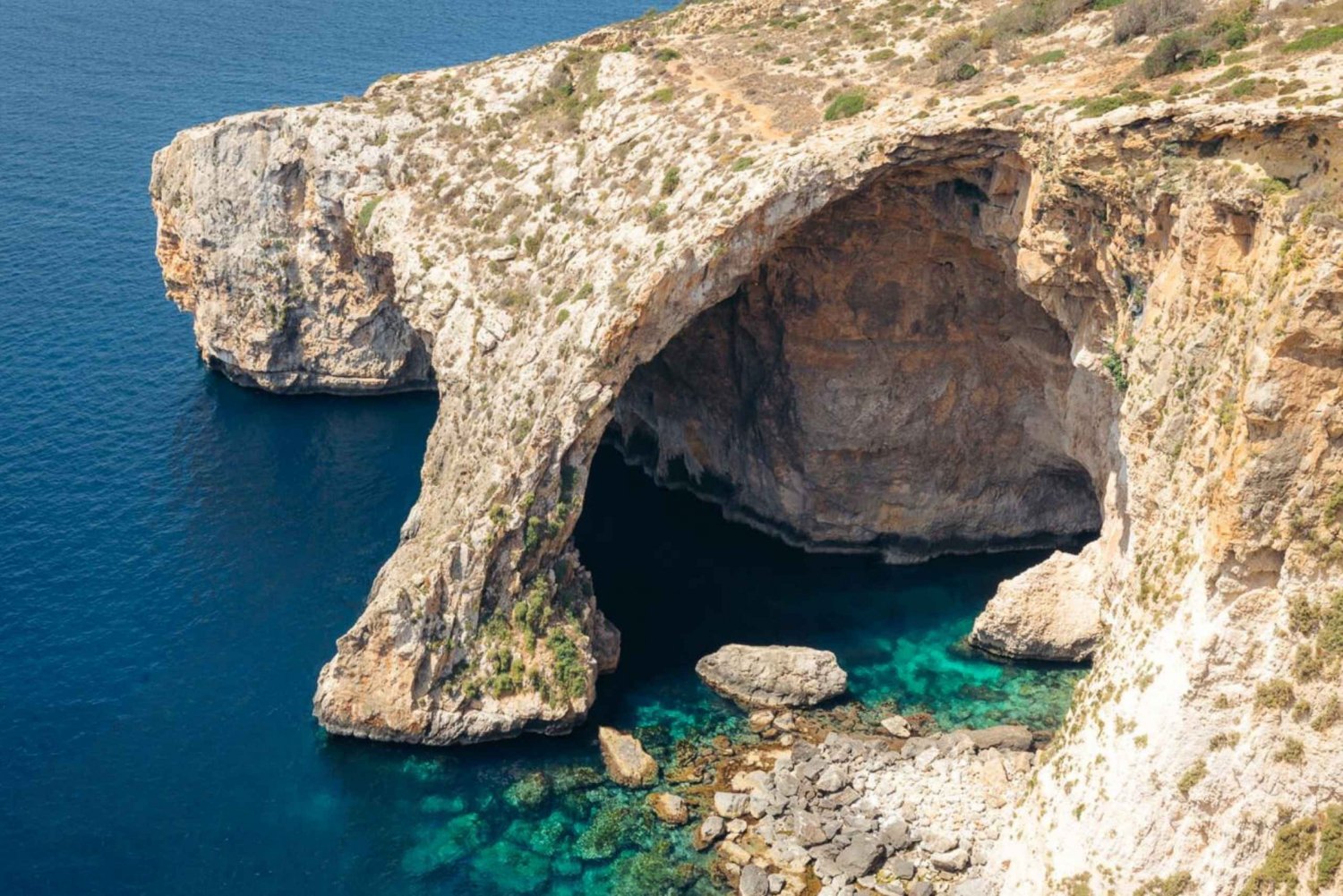 マルタの素晴らしさを巡る旅 - 青の洞窟とコミノ島への旅