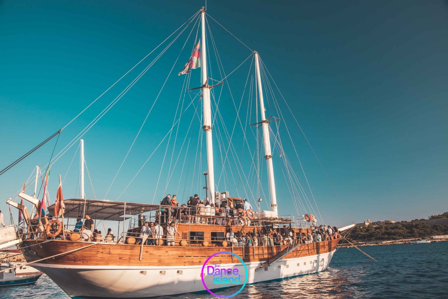 Malta: festa in barca a vela con open bar, cibo e nuoto
