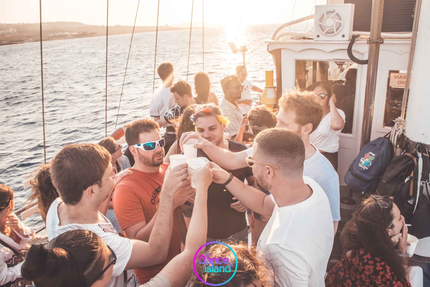 Malta: festa in barca a vela con open bar, cibo e nuoto