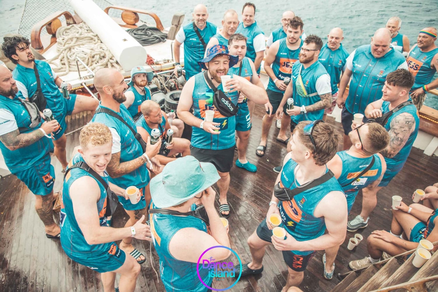 Malta: festa in barca a vela con open bar, cibo e nuoto