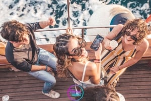Malta: festa in barca a vela con open bar, cibo e nuoto