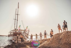 Malta: festa in barca a vela con open bar, cibo e nuoto