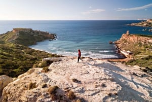 Malta: Sunset Coastal Hike with Picnic