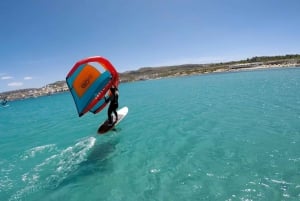 Baia di Mellieha: lezione di wing foiling