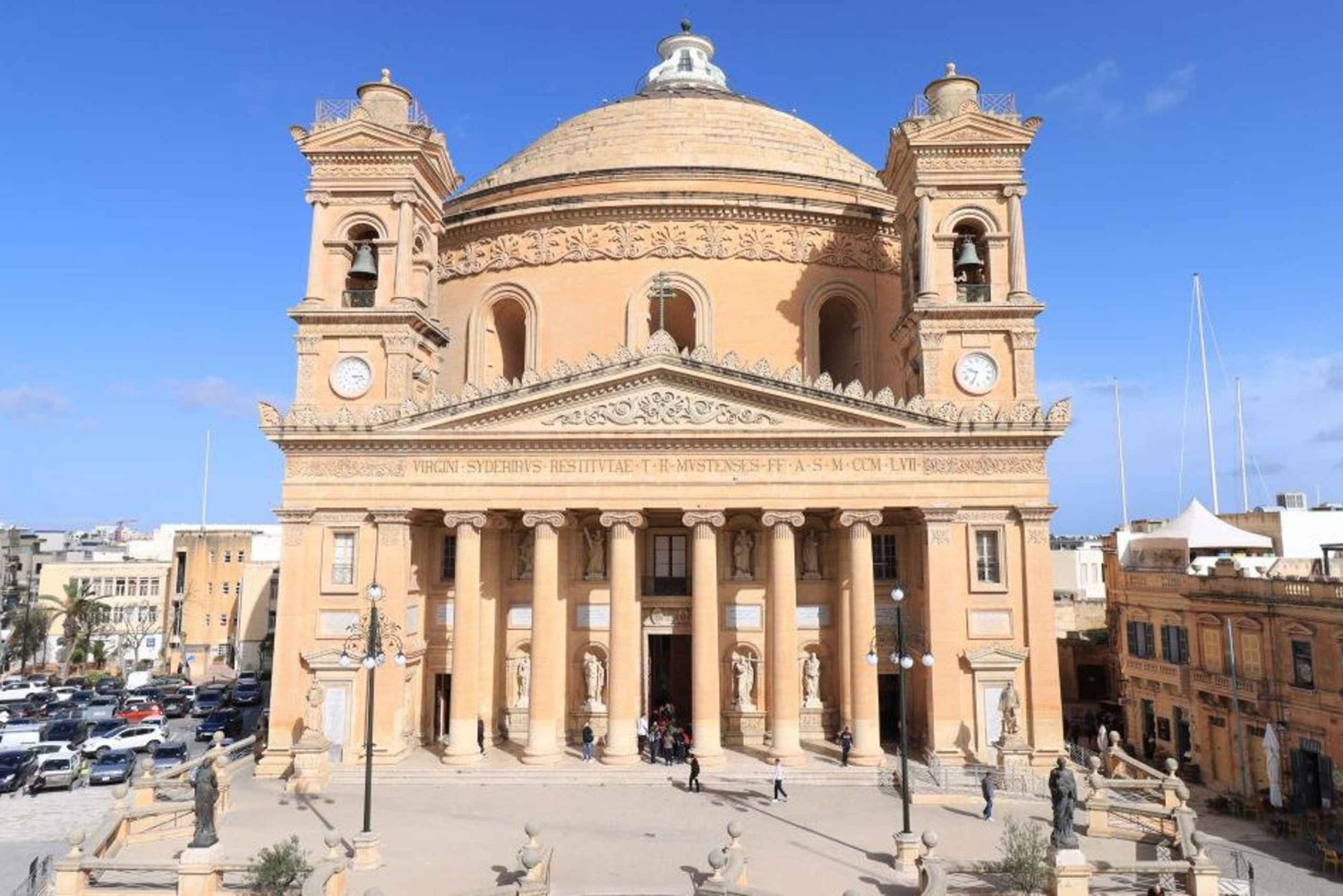 Mosta: rotunda, schron z II wojny światowej i posiłek w formie bufetu