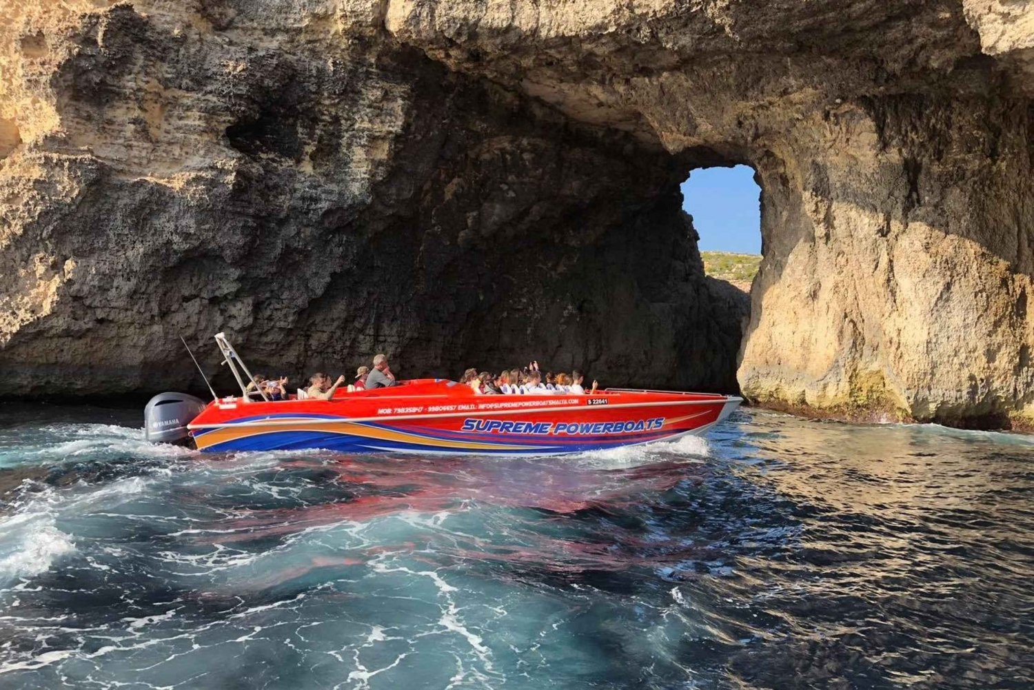 スリーマ：コミノ ブルー ラグーン パワーボート ツアー、コミノ洞窟付き