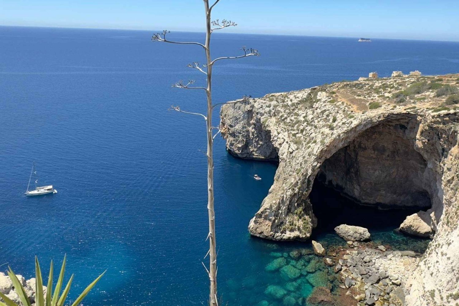 Southern Beauties: Marsaxlokk and Blue Cave TOUR IN PORTUGUESE