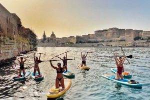 Yogaklass med stå upp-paddelbräda på ön Manoel