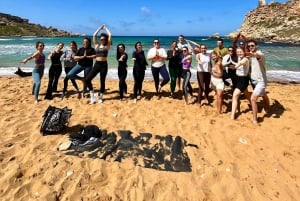 Söndag på stranden Ghajn Tuffieha (Rivieran) Strand Yoga Klass