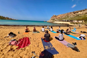 Söndag på stranden Ghajn Tuffieha (Rivieran) Strand Yoga Klass