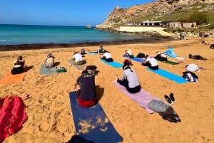 Söndag på stranden Ghajn Tuffieha (Rivieran) Strand Yoga Klass