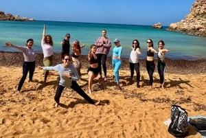 Söndag på stranden Ghajn Tuffieha (Rivieran) Strand Yoga Klass