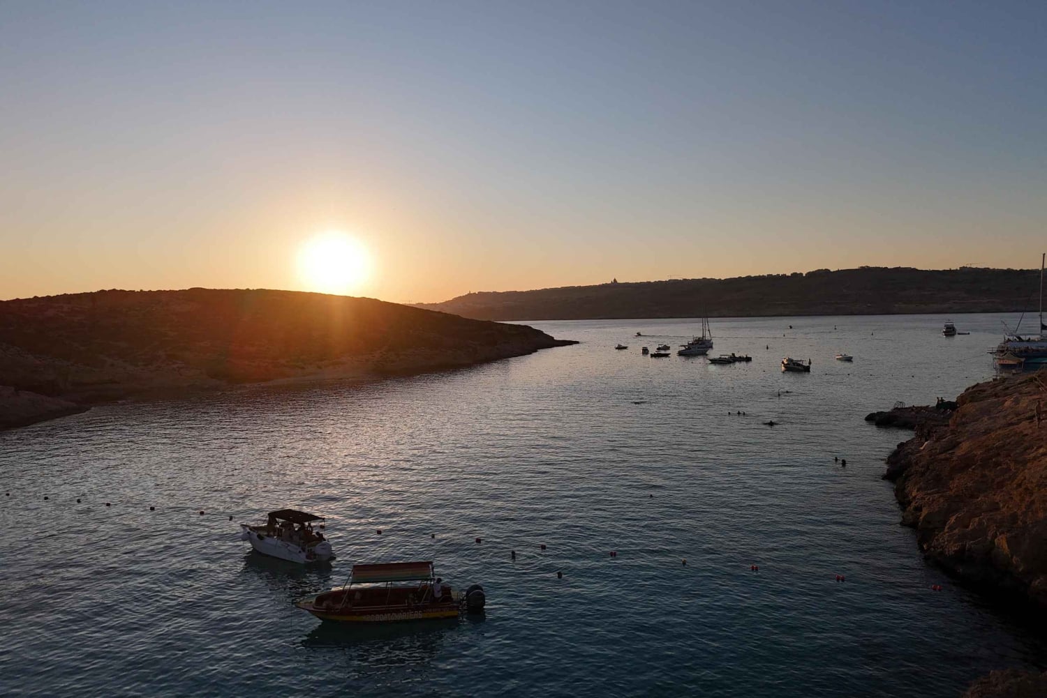 Zachód słońca: Błękitna Laguna, Kryształowa Laguna, prywatna łódź motorowa na Malcie