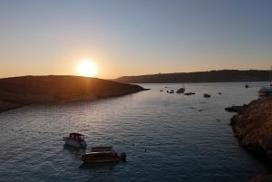 Zachód słońca: Błękitna Laguna, Kryształowa Laguna, prywatna łódź motorowa na Malcie