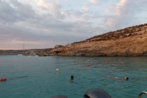 Zachód słońca: Błękitna Laguna, Kryształowa Laguna, prywatna łódź motorowa na Malcie