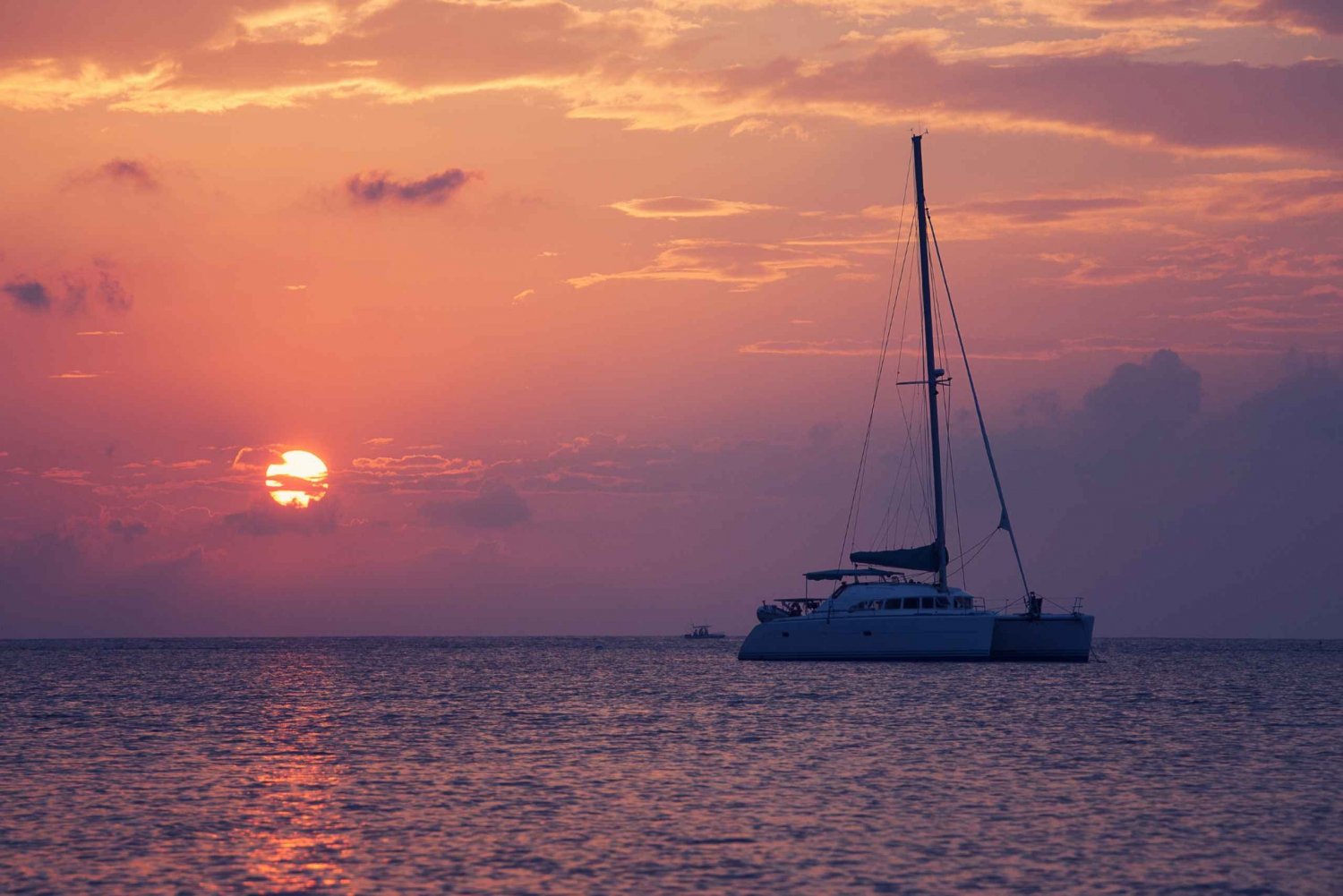 Doświadczenie jogi w żeglarstwie o zachodzie słońca