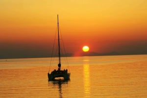 Esperienza di yoga in barca a vela al tramonto