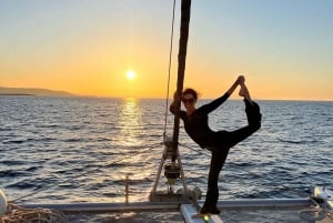 Expérience de yoga en voilier au coucher du soleil