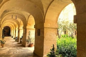 Valletta: Kloster och hemlig trädgård i hjärtat av staden.