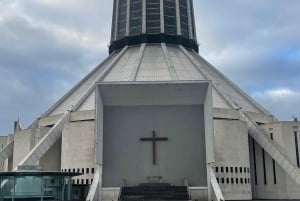 Manchester tour met chauffeur en transfer in een Mercedes V-klasse