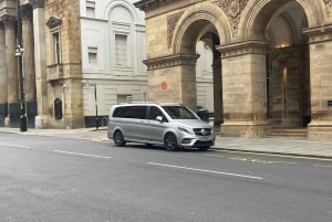 Manchester tour met chauffeur en transfer in een Mercedes V-klasse