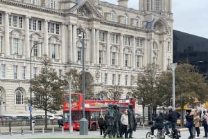 Manchester tour met chauffeur en transfer in een Mercedes V-klasse