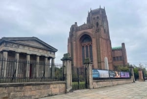 Manchester tour met chauffeur en transfer in een Mercedes V-klasse