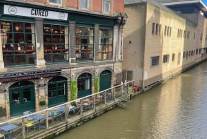 Manchester tour met chauffeur en transfer in een Mercedes V-klasse