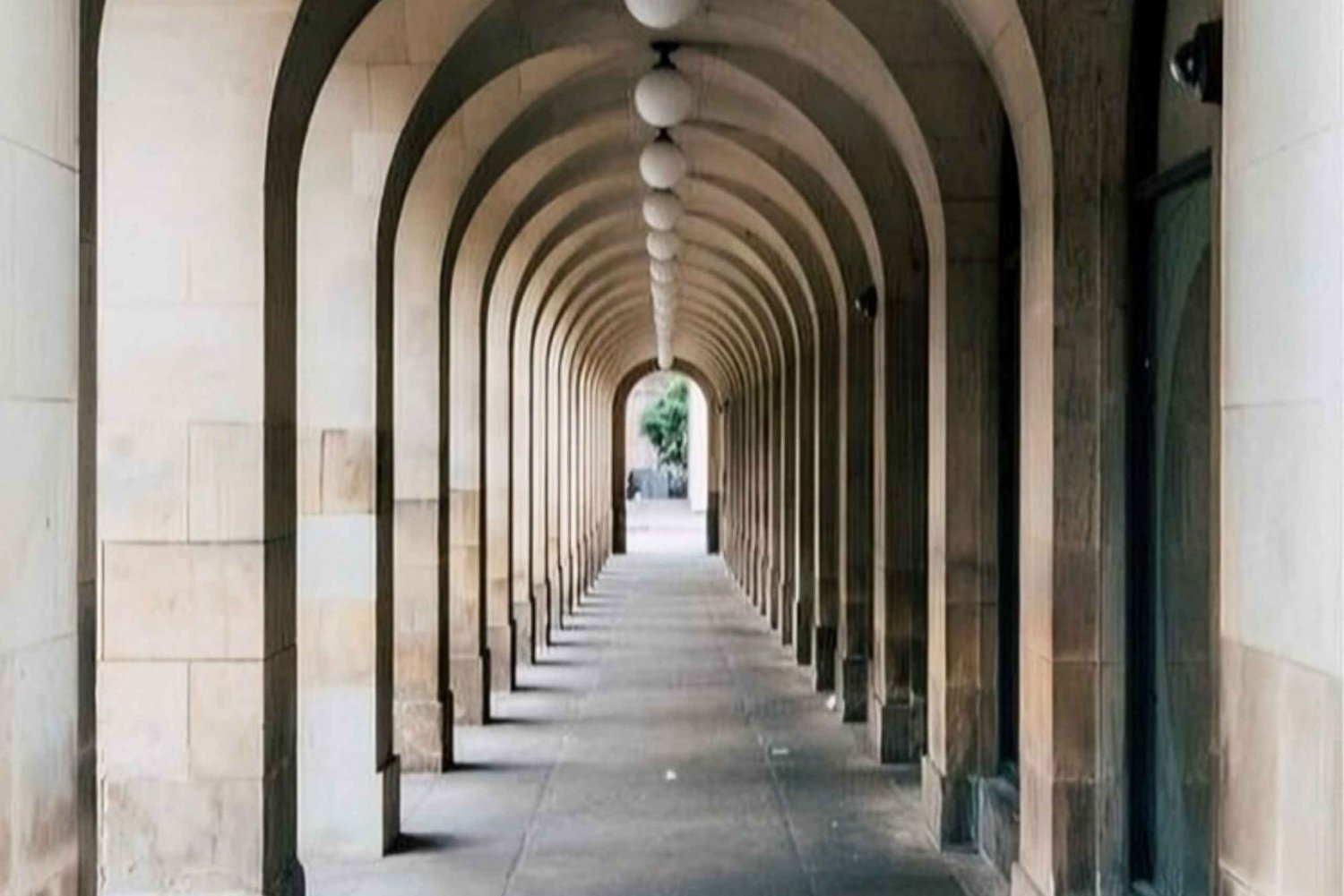 Manchester: Sightseeing Walking Custom Tour with a Guide