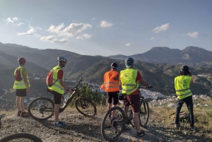 Bicicleta eléctrica de montaña en el parque nacional de la Sierra de las Nieves