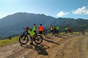 Bicicleta eléctrica de montaña en el parque nacional de la Sierra de las Nieves