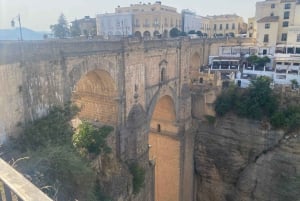 från Estepona: Ronda Tour privat, inklusive skyttel, café, tjurfäktningsarena, tapas, drycker